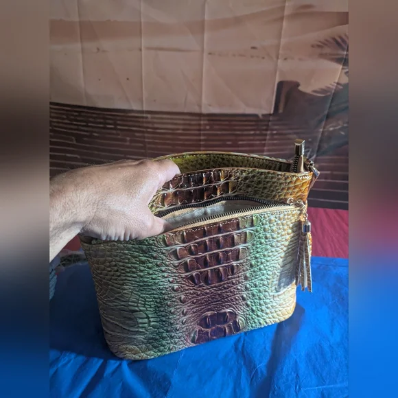 Elegant Crocodile Embossed Shoulder Bag - Green and Brown - Picture 3 of 5